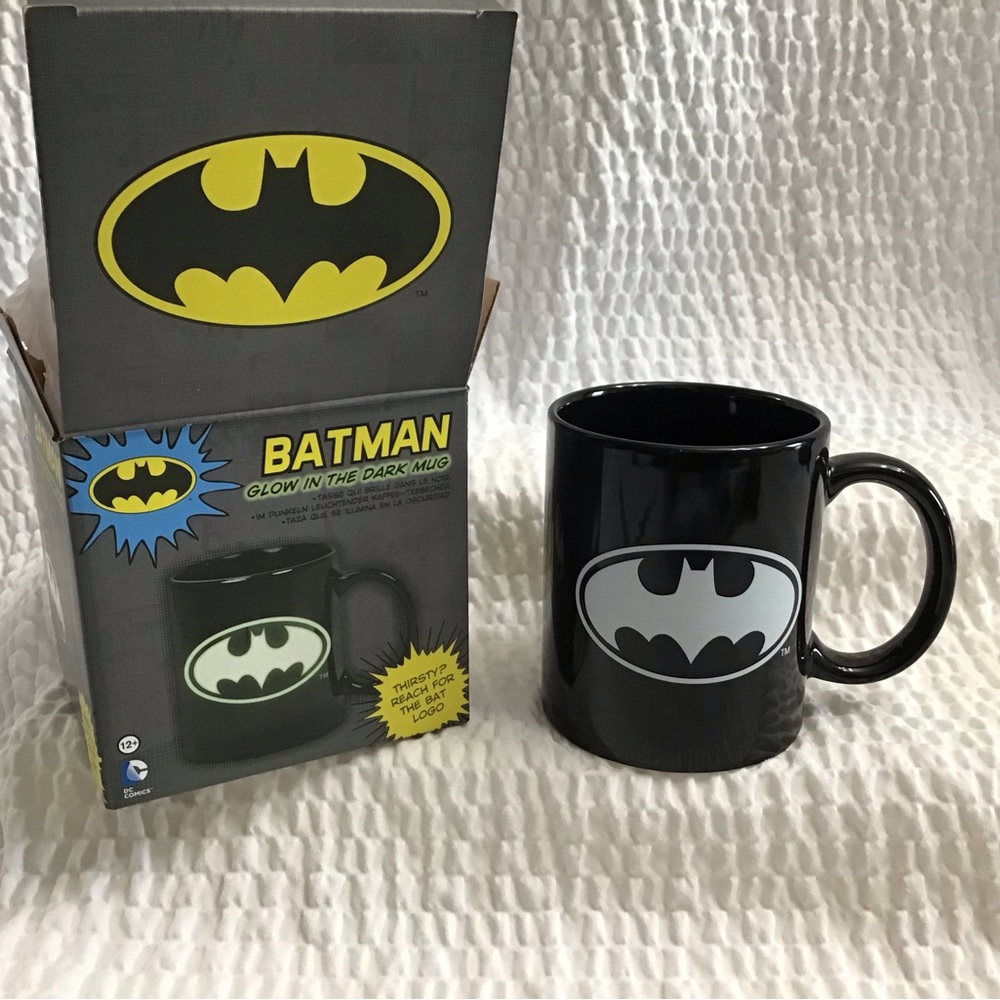 DC Comics Batman Glow In The Dark Logo Mug - Picture 2 of 11